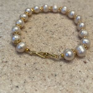 White freshwater pearl bracelet